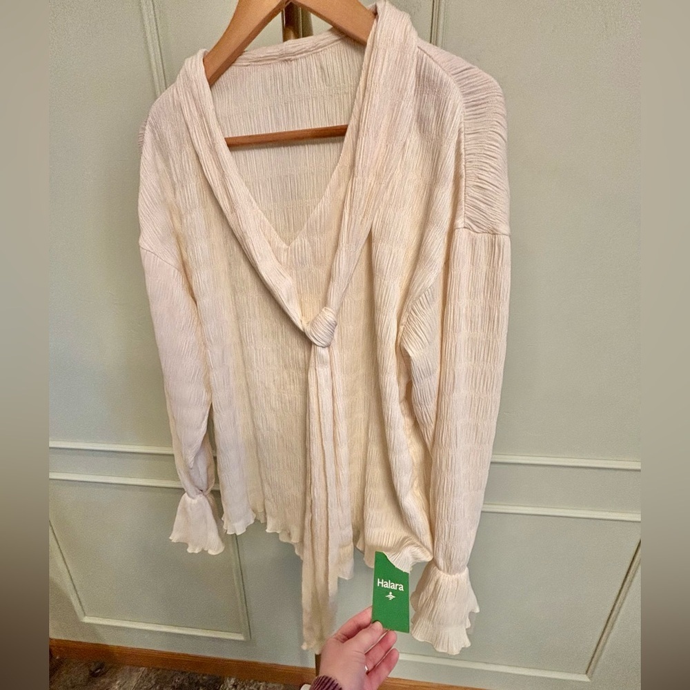 HALARA NWT Cream/ivory V-Neck Blouse with Tie Detail- Large MSRP $64.95